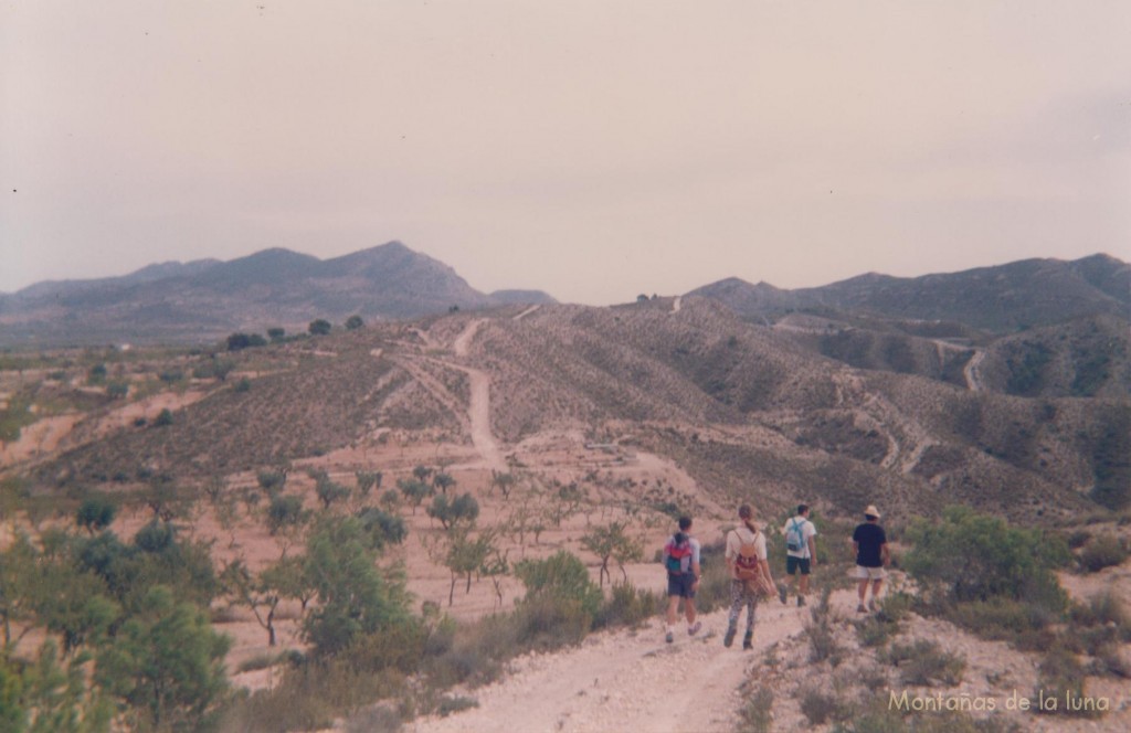Camino del coche, a la izquierda el San Cayetano, San Yuri y parte de La Vella, a la derecha parte del Monte Alto